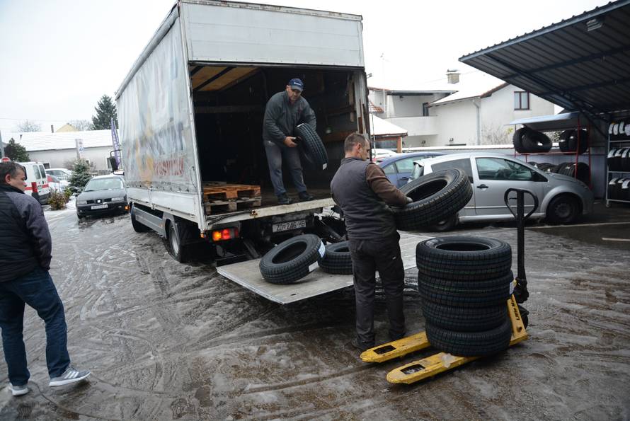 Prvi snijeg stvorio je velike guÅ¾ve kod vulkanizera pa se na izmjenu guma Äekalo po nekoliko sati