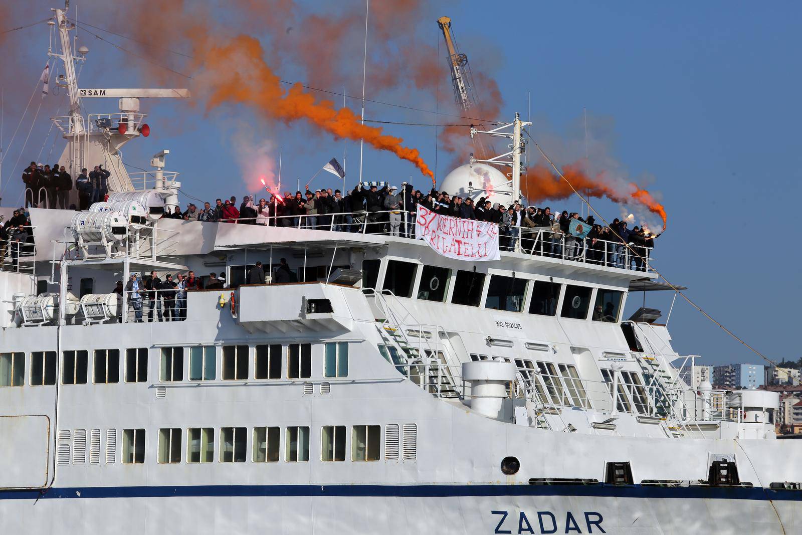 Rijeka: Nakon susreta Hajduka i Rijeke, Armada brodom Zadar uplovila u rije?ku luku
