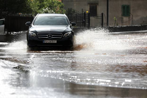 Potopljene ulice Medulina nakon jakog nevremena