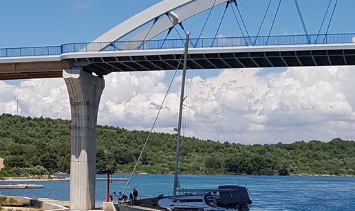 Jedrilica je zapela za most, nagnula se i “zaorala” po dnu