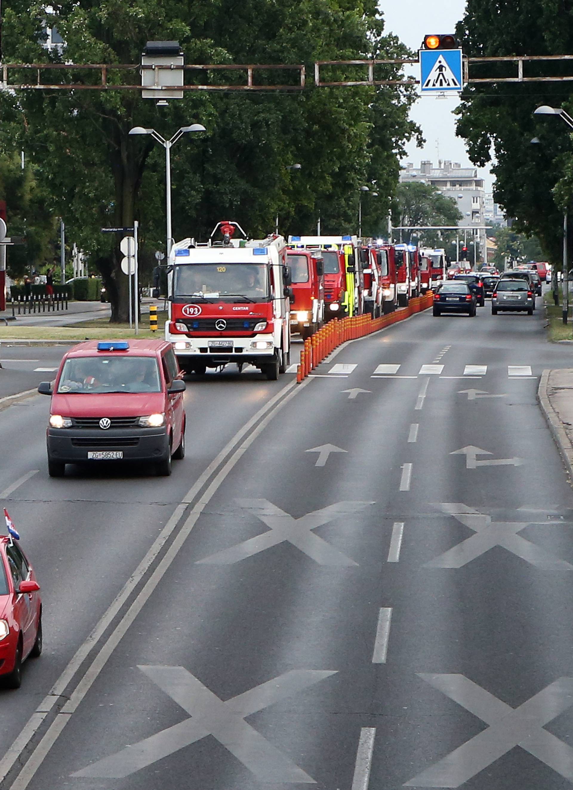 Zagrebački vatrogasci se uz zvukove sirena vratili u Savsku