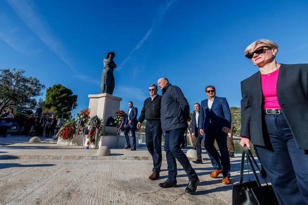 Drvenik Veli: Predsjednik Zoran Milanović položio je vjenac na spomen obilježju “Majka Domovina”
