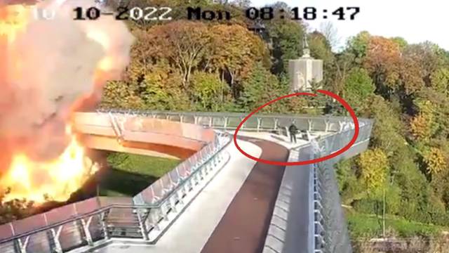 VIDEO Nevjerojatna snimka iz Kijeva: Mirno je hodao mostom, raketa eksplodirala kraj njega