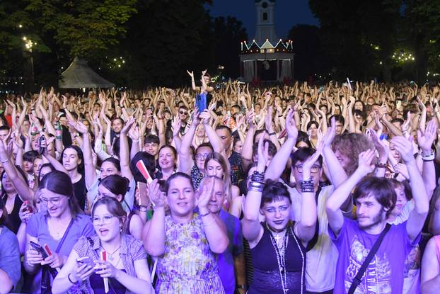 Bjelovar: Plavi orkestar napravio neviđeni delirij među obožavateljima na Terezijani