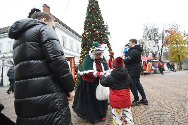 Bjelovar: Baka i Djed Mraz na bjelovarskom adventu uveseljavaju sve naraštaje