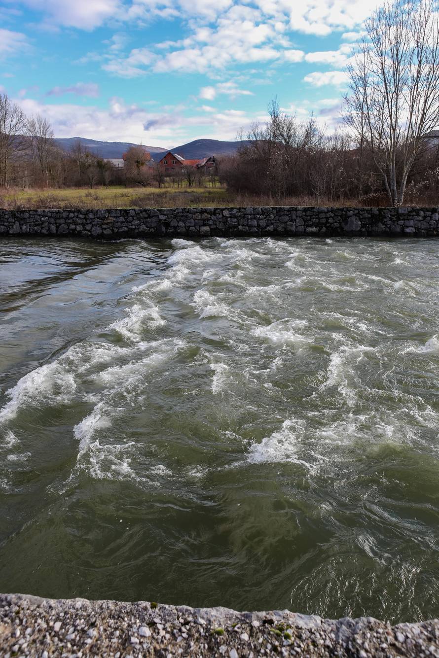 U Gračacu je zbog obilne kiše došlo do izlijevanja rijeke Otuče