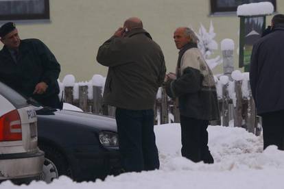 Prijateljima nakon ispijanja bunike iz usta 'virile zmije'