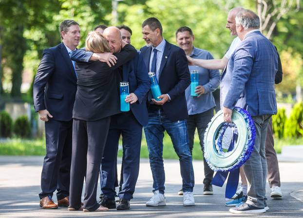 Zagreb: Delegacija Dinama položila vijenac na grob Dražena Petrovića povodom obljetnice njegove smrti