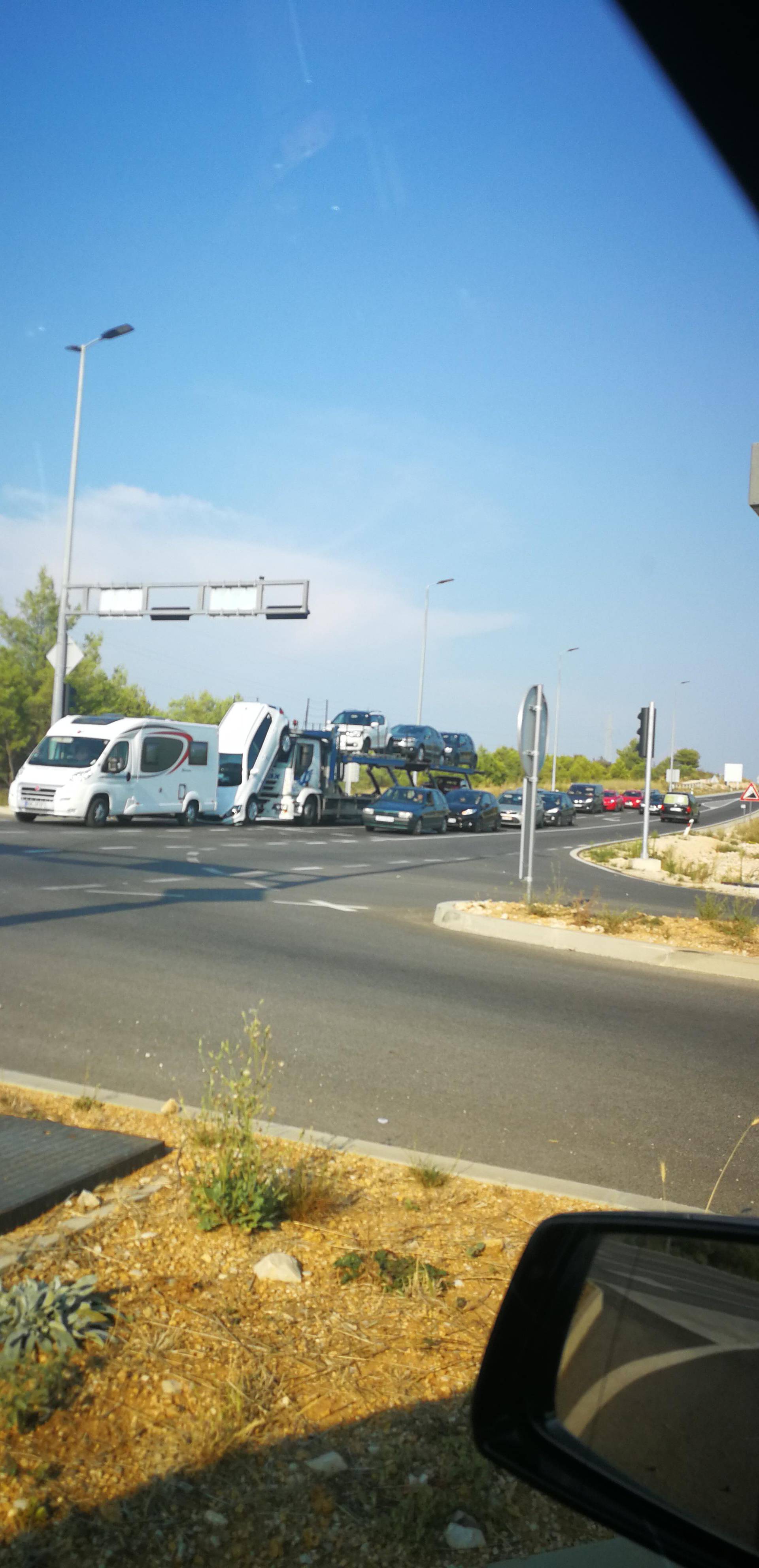 Naglo su zakočili pa auto pao sa šlepera i udario u kamper