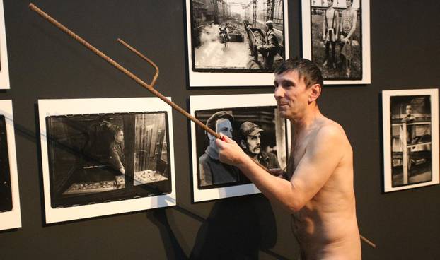 Zagreb: Siniša Labrovi? izveo je performans u ?ast preminulom prijatelju