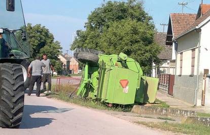 Kombajnom je upao u kanal kraj ceste, izvukli ga traktorom