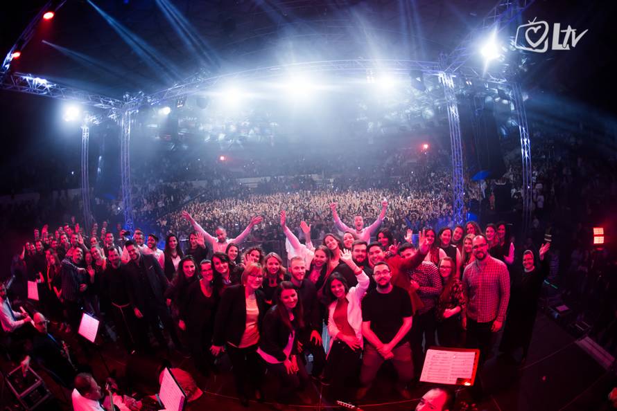 Koncert 'Pogledaj srcem' je u Ciboni oduševio tisuće vjernika