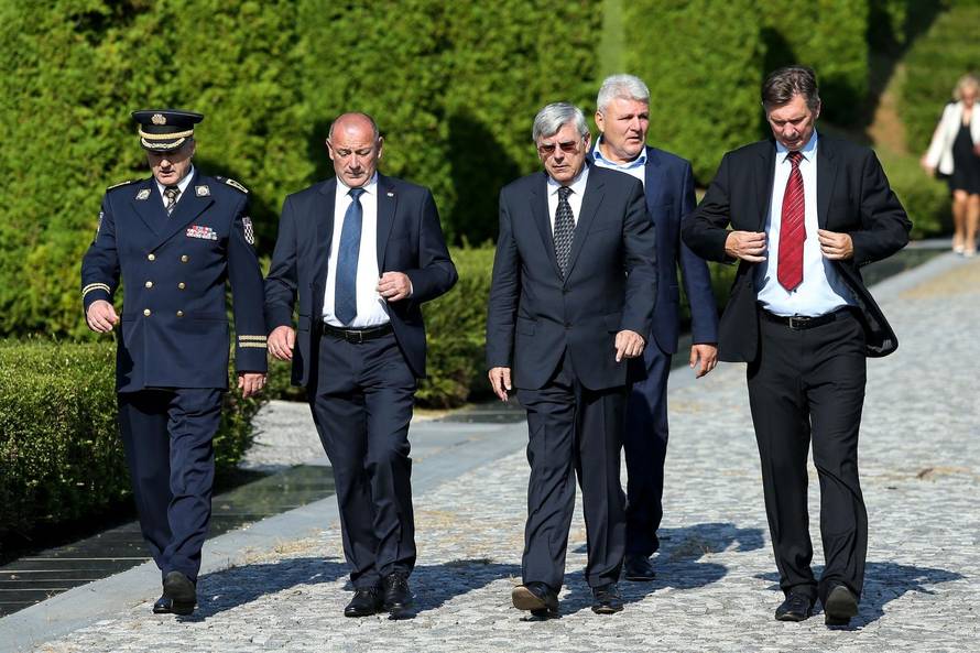 Zagreb: Tomo Medved i Å½eljko Reiner poloÅ¾ili vijence na groblju Gaj urni - Krematorij