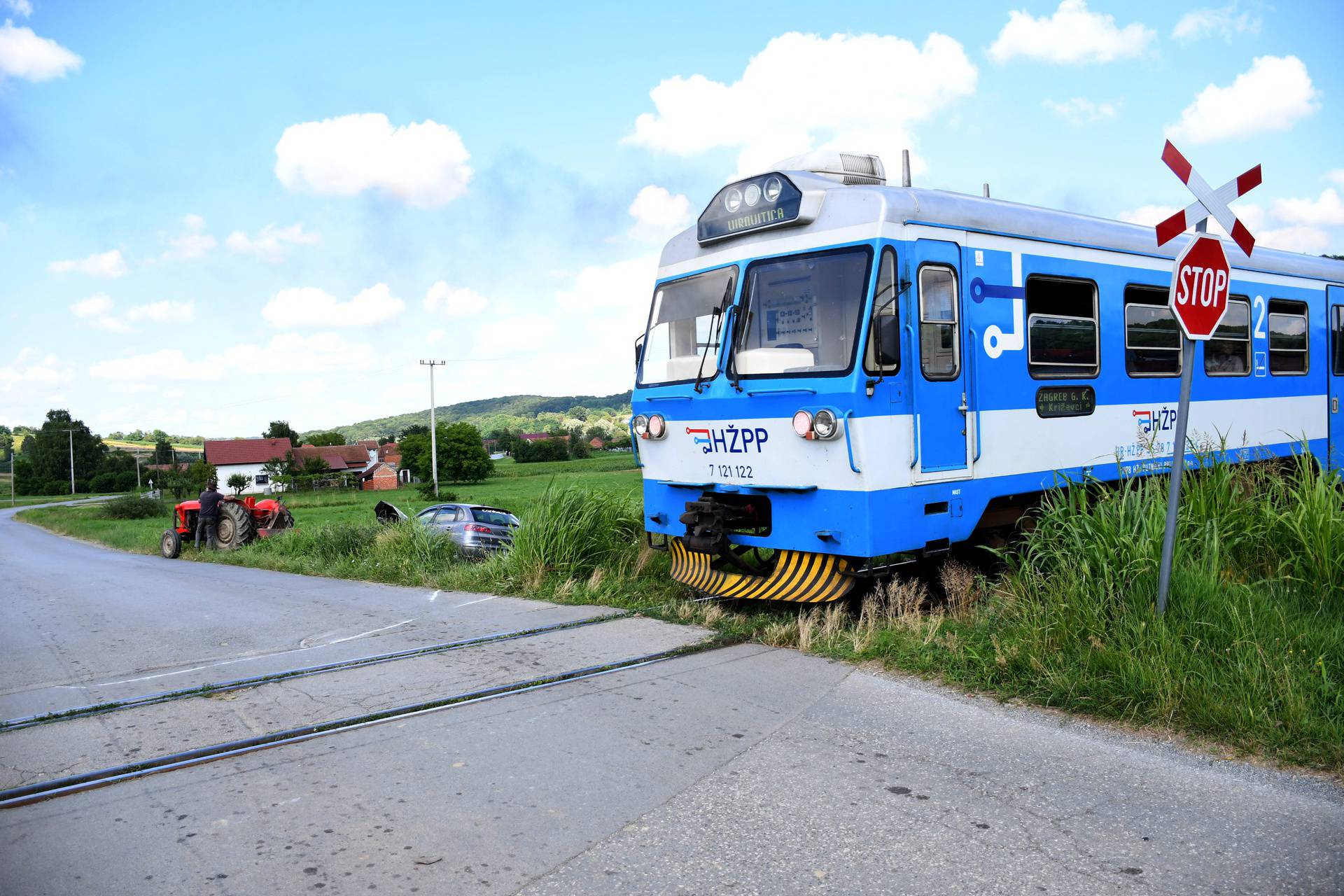 Veliko Trojstvo: Vlak na pružnom prijelazu naletio naletio na automobil