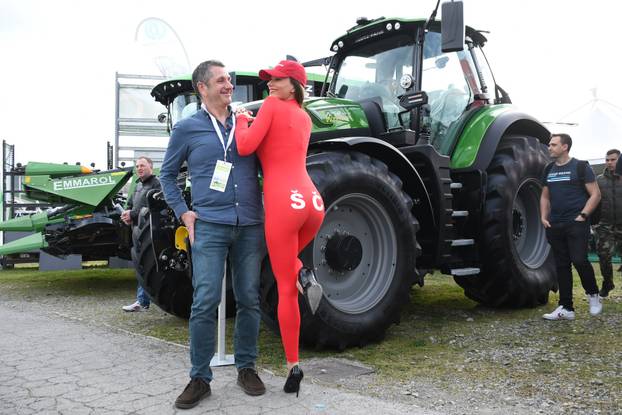 Bjelovar: Hostesa Ivana s natpisom ŠČ na kombinezonu prava je atrakcija  proljetnog sajma u Gudovcu 