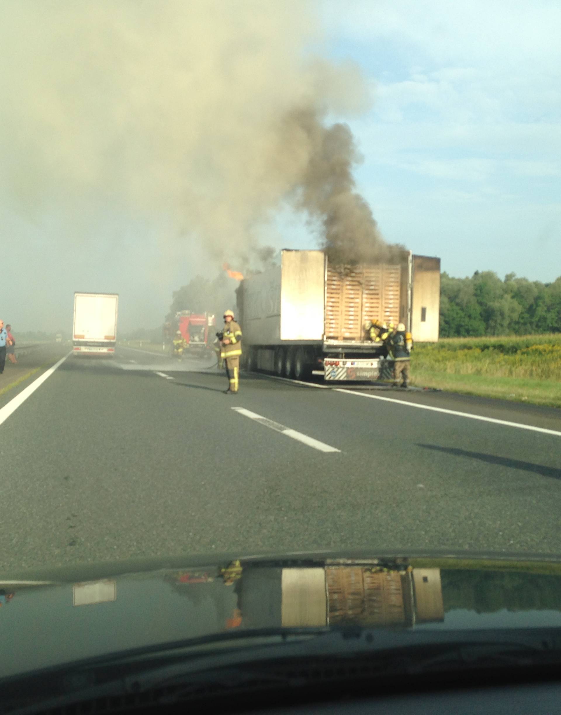 Prevozio voće: Na autocesti A3 planuo i izgorio šleper iz Srbije