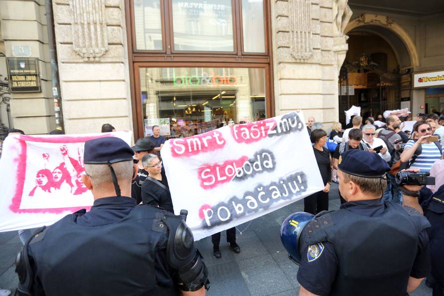 Sjeli na pločnik i blokirali 'Hod za život': Odnijeli ih u maricu