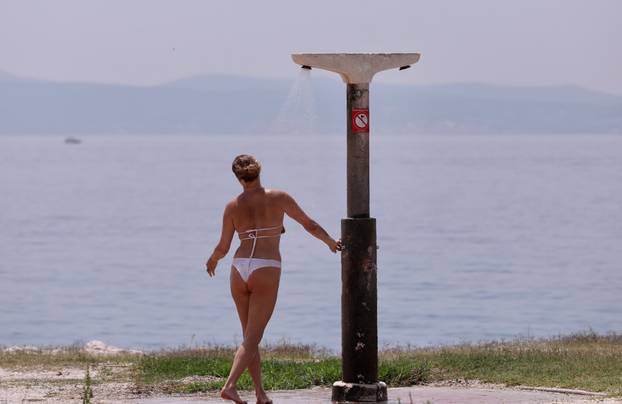 Split: Građani spas od vrućina potražili na plažama