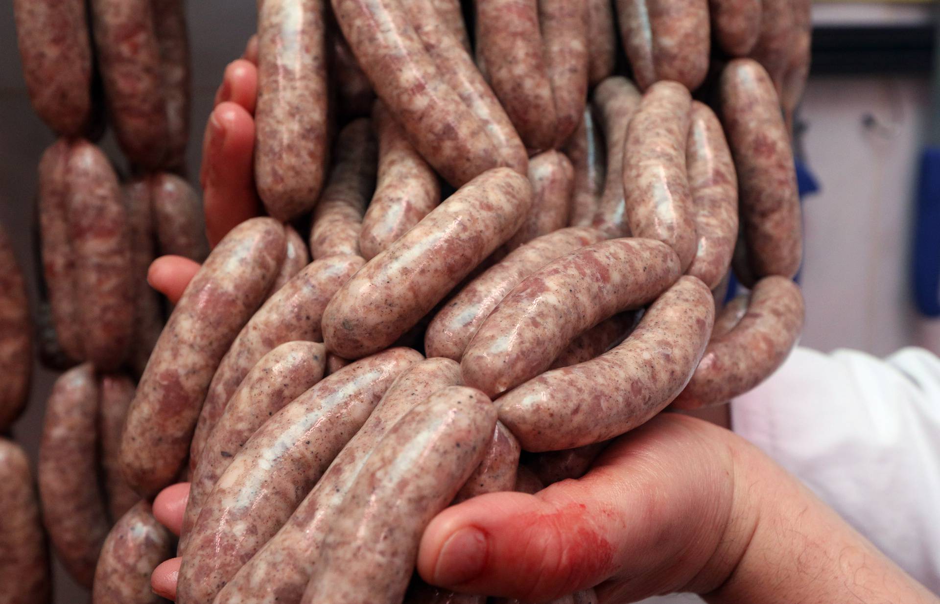 U šibenskim mesnicama počela prodaja luganige, omiljene božićne delicije