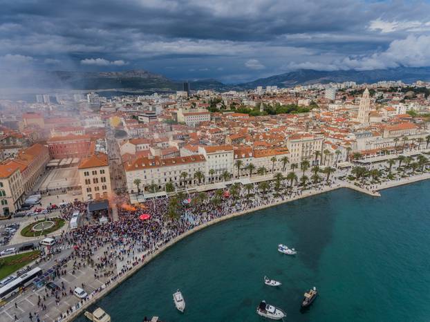 Split: Pogled iz zraka na dolazak juniora Hajduka na Rivu