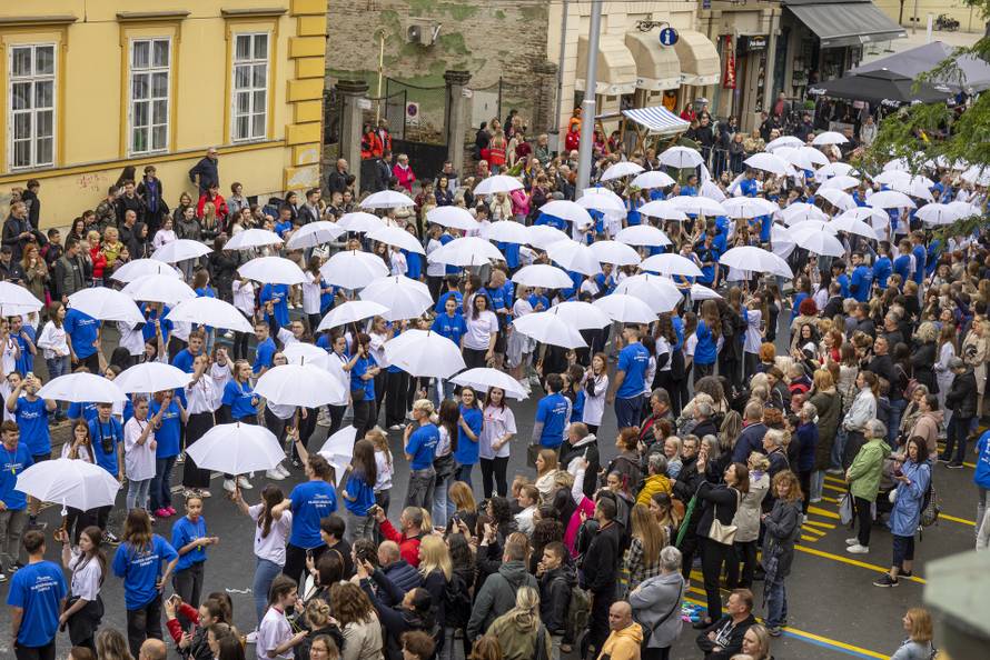 Osječki maturanti unatoč lošem vremenu plesali quadrillu u centru grada