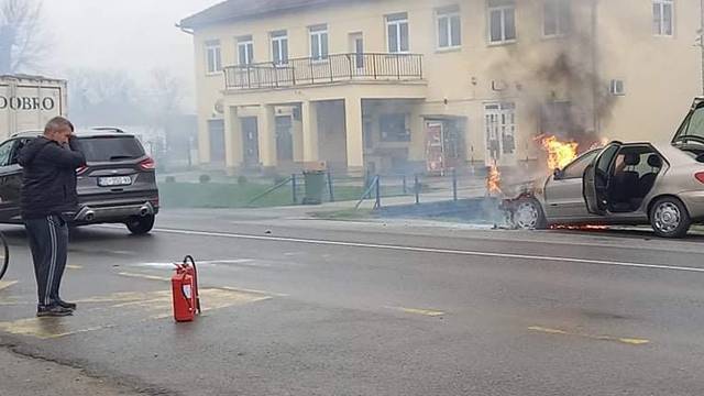 Selo Poganovci: Tijekom vožnje se zapalio osobni automobil