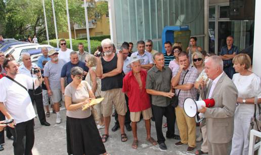 Prosvjed u Kaštelima: Bune se protiv paljenja opasnog otpada