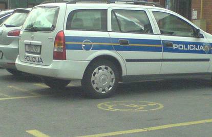 Policija parkira na mjestu za invalide zbog klađenja?