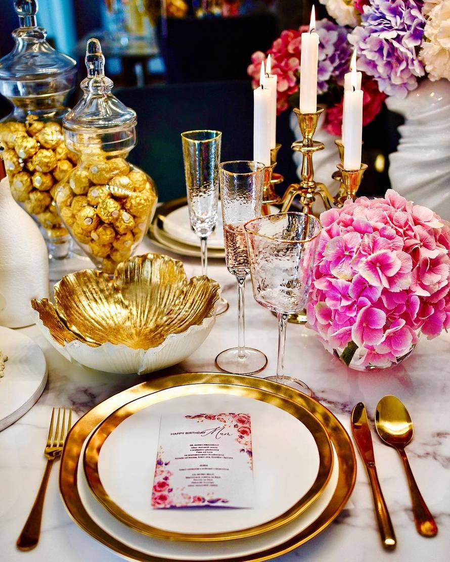 Grubnić je raskošnim stolom i tortom čestitao mami rođendan