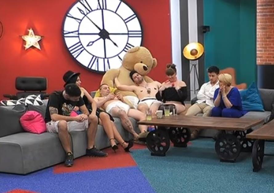 Uzrujao je gledatelje: BB Tomo oblači pelene i baletne suknjice