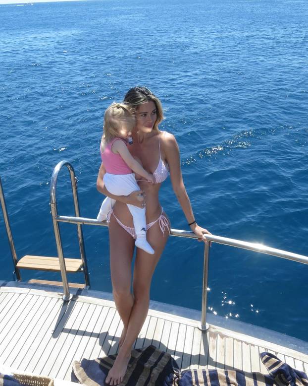 FOTO Vruće ljeto Dilette Leotte, nešto joj je provirilo u kostimu. Kolegica: Vulgarno se odijevaš