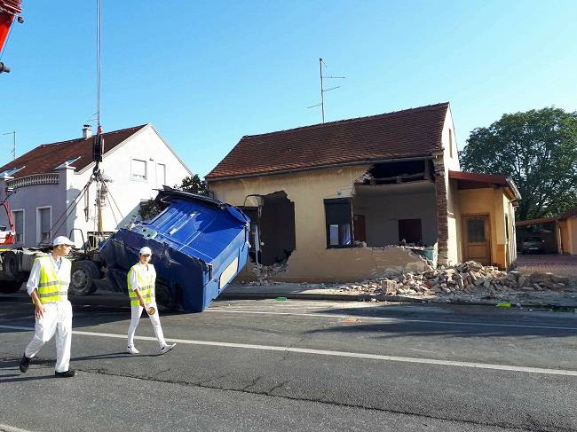 Kamionom porušio pola kuće: Sletio s ceste jer je vozio brzo