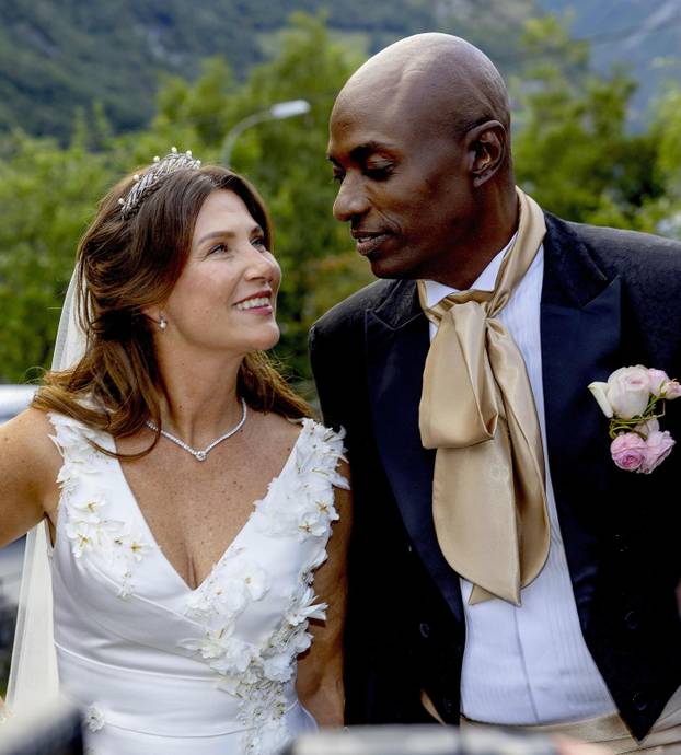 Bridal couple princess Märtha Louise and Mr. Durek Verrett greet the crowd