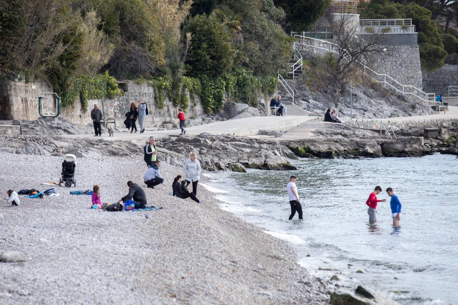 Rijeka: Građani uživaju na plaži u sunčanom danu
