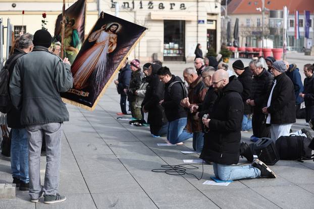 Dok u Osijeku jedni mole, drugi pak redovito u prosvjedu