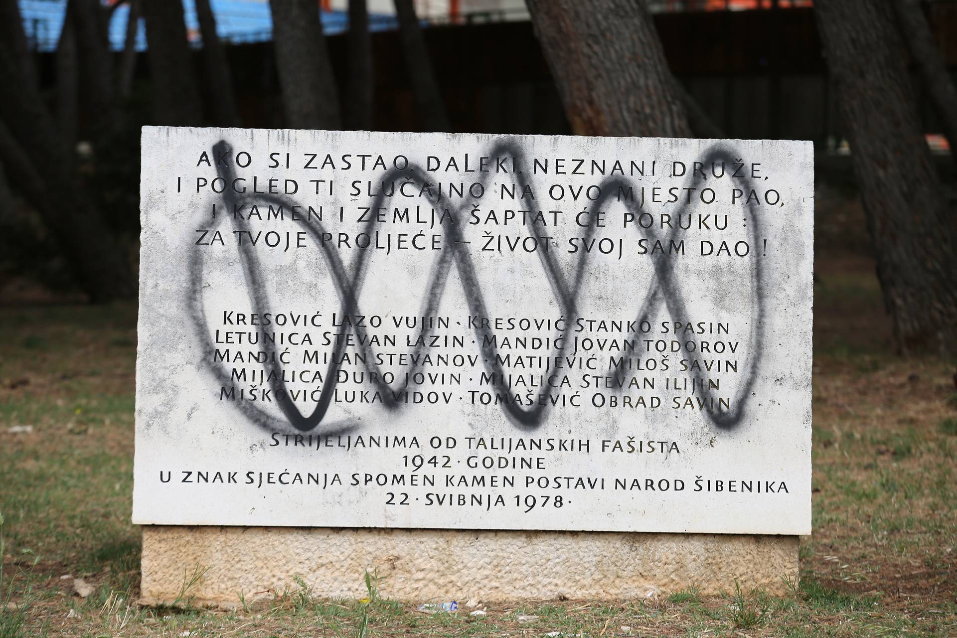 Šibenik: Išarani spomenici uoči polaganja vijenaca povodom Dana antifašističke borbe na Šubićevcu