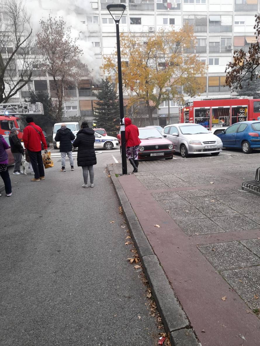 Požar u stanu u Zapruđu: Ljudi su u panici napuštali zgradu, dvoje ih se nagutalo dima...