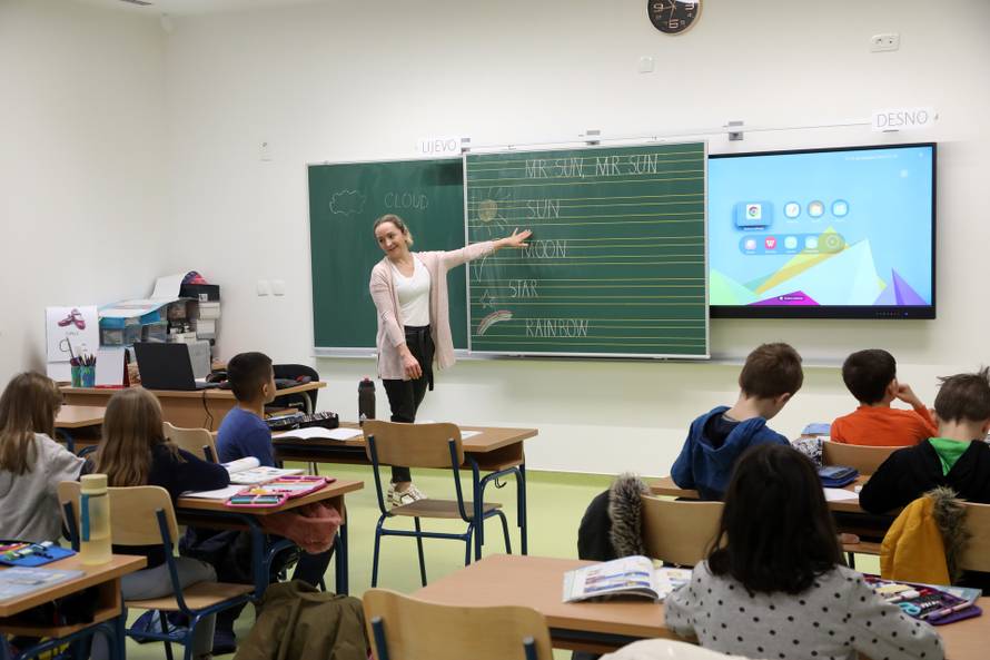 Učenici I. OŠ Petrinja drugo polugodište započeli su u novoizgrađenoj zgradi, tri godine nakon potresa