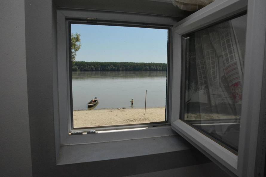 Dalj -  Brod-vikendica usidrena na obali Dunava u Dalju.