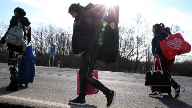 Prve izbjeglice pristižu iz Ukrajine u Mađarsku na graničnom prijelazu Beregsuranyi Hataratkelohely