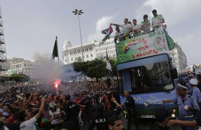 Stotine tisuća ljudi dočekale su Alžir pri povratku s Mundijala