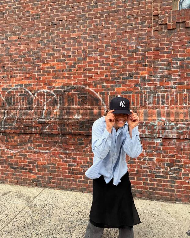 FOTO 'Alpski modni mačak' voli nositi bunde, suknje i lakirati nokte. Sad dominira skijanjem