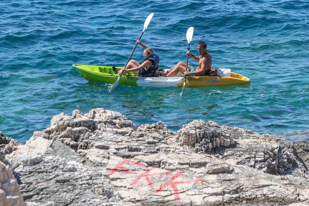 Pulske plaže nisu pretrpane, mnogi izgleda čekaju večernje kupanje