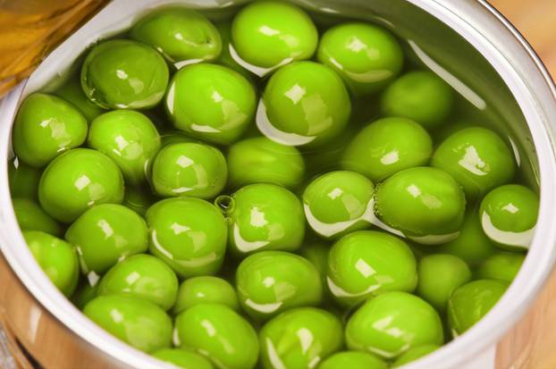 Tin can with green peas_02(2).jpg