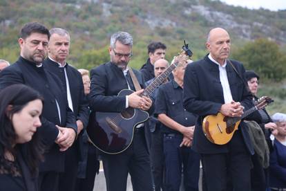 FOTO Posljednji ispraćaj Ante Ćorušića na groblju u Lovreću