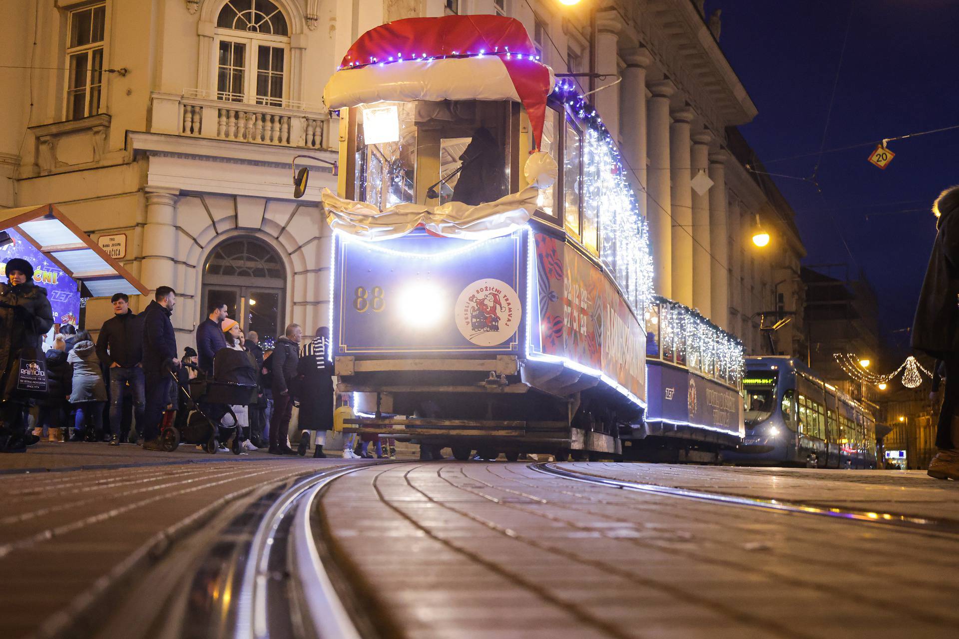 Zagreb: Veseli božićni tramvaj vozi centrom grada