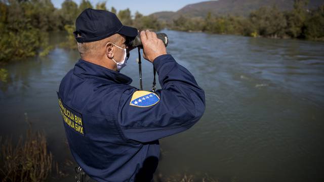 Patrola s graničnom policijom BiH u Zvorniku, mjestu na kojem preko Drine ulazi najviše migranata