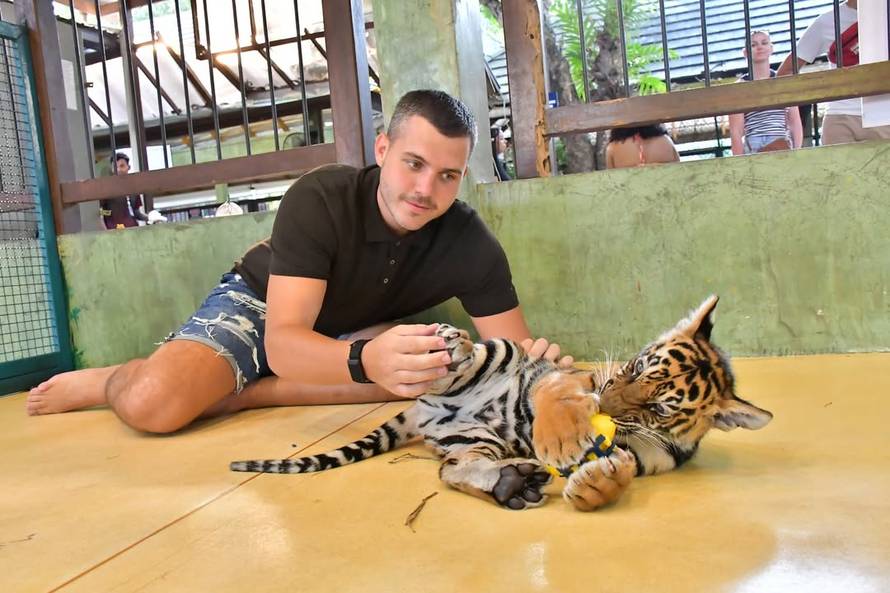 Kad odmor nije samo plaža! Sin Lepe Brene pozirao s tigrom