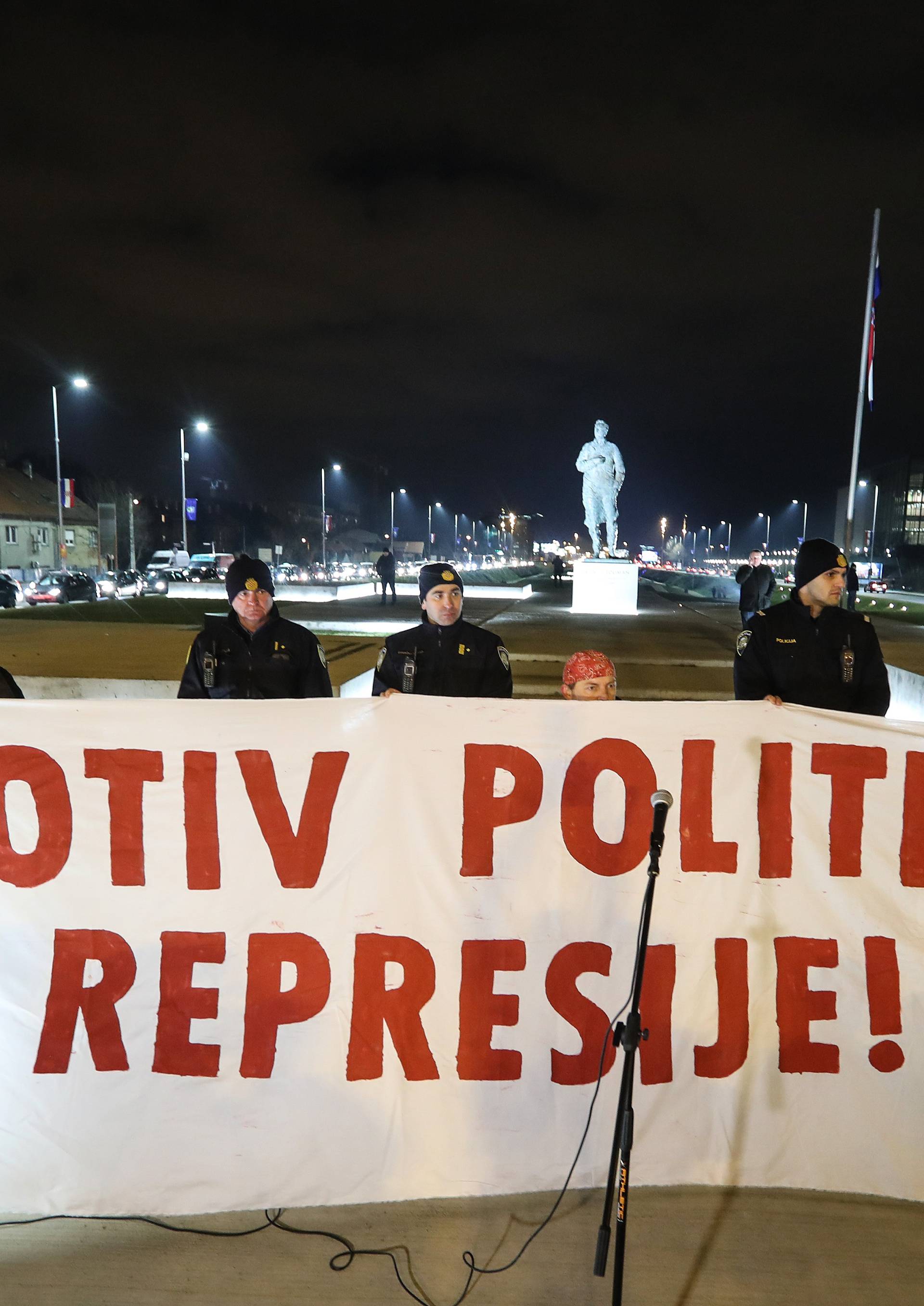 Zagreb: Ispred spomenika Franji TuÄmanu odrÅ¾an prosvjed protiv politiÄke represije