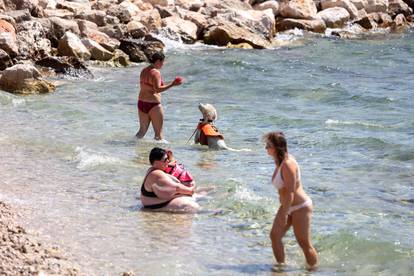 FOTO Preslatki psi se kupaju i uživaju na plaži u Crikvenici